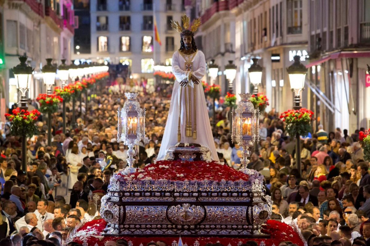 Ven a vivir la Semana Santa en Málaga con nosotros. Descubre tradiciones centenarias, procesiones emotivas y la belleza de una ciudad en festividad. ¡Sumérgete en una experiencia única!👉 malagaturismo.es #malagaturismoes #freetourmalaga #malagaturismo #malagaciudadgenial