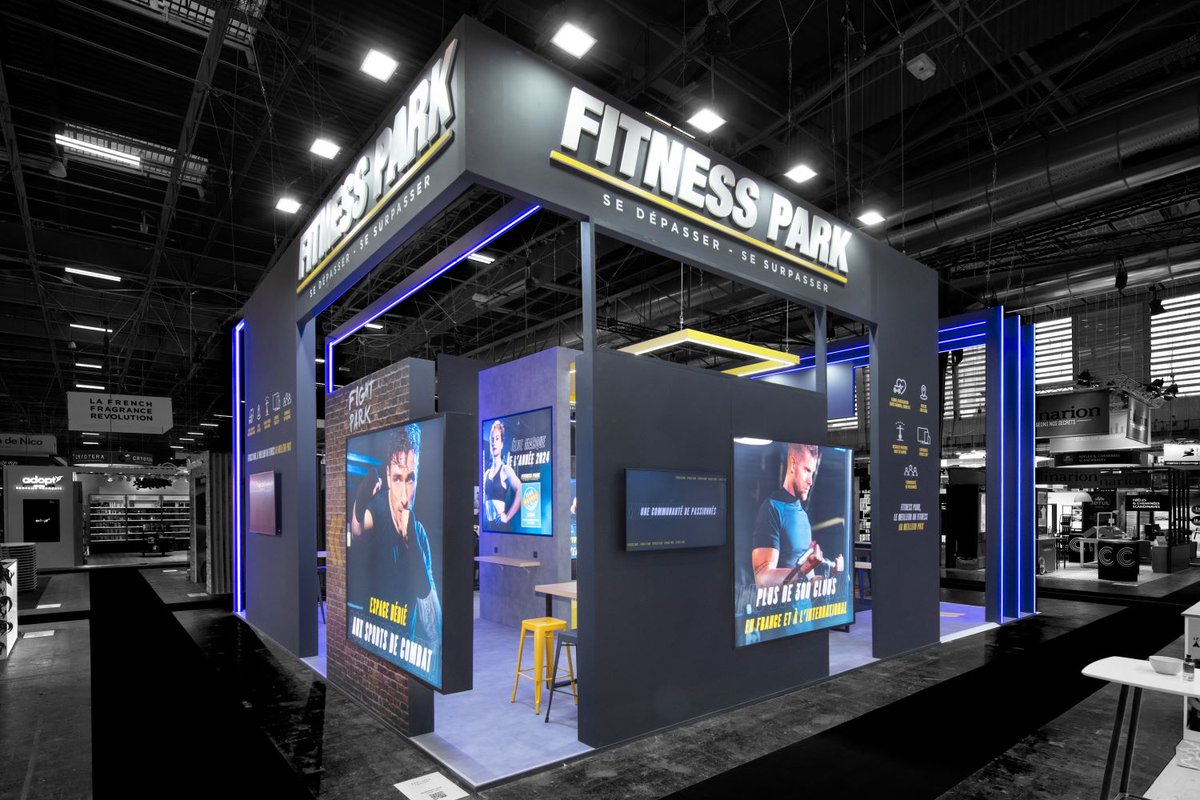 R2Stand_Event's tweet photo. C’est avec un immense plaisir que nous collaborons une nouvelle fois avec @FitnessParkFR, lors du salon @Franchise_Expo. Reprenant le dynamisme des clubs de la marque, notre design imposant et audacieux vous plonge instantanément dans l’univers du sport.  #eventprofs #standdesign https://t.co/6sev6Mw68c