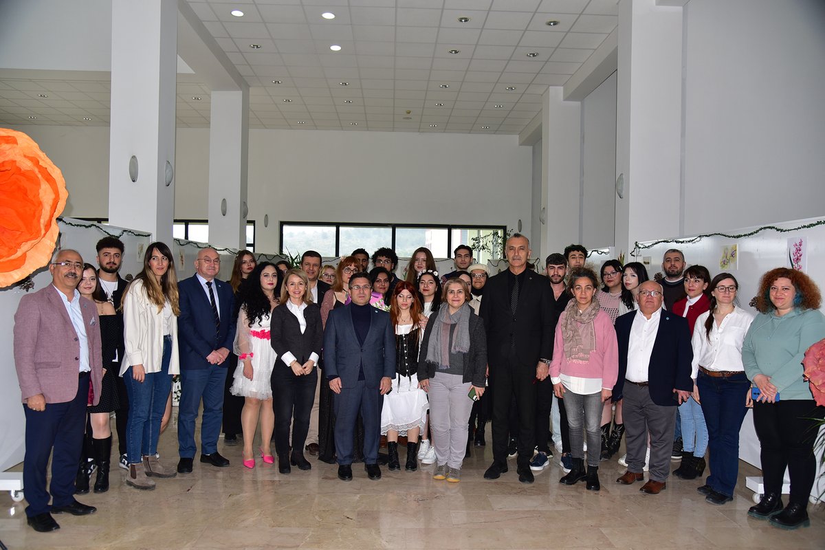 Balıkesir Üniversitesi Güzel Sanatlar Fakültesinde Botanik Resimleme Teknikleri Sergisi açıldı. @YucelOgurlu balikesir.edu.tr/site/haber/4374