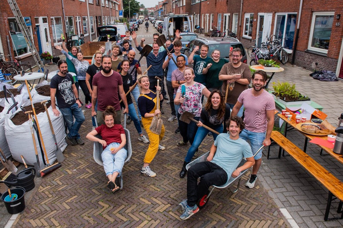 Vind jij ook dat buurt wel wat 🌿groener kan? Vraag samen met je buren een Groene Buurtbon van € 500 of € 1.000 aan! Hiermee fleur je bijvoorbeeld grijze parkeerplaatsen op of leg je samen 🌻geveltuintjes aan. Meer info: bit.ly/4coWpFd