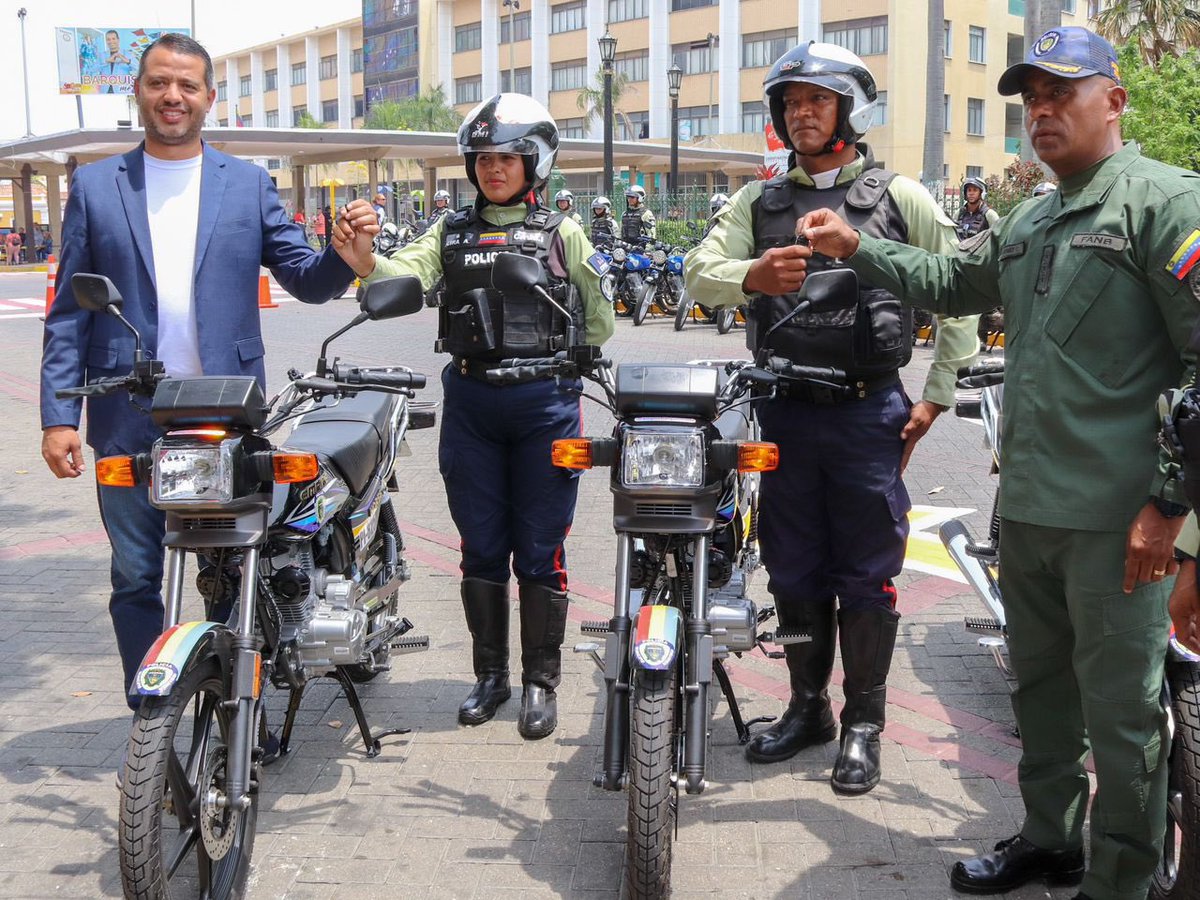 Con el apoyo de nuestro Presidente @NicolasMaduro hemos logrado adquirir 26 nuevos motocicletas para seguir fortaleciendo la operatividad de la policía municipal de Iribarren. Con esta incorporación, superamos las 100 motos activas que nos permiten desplegarnos a cumplir la…