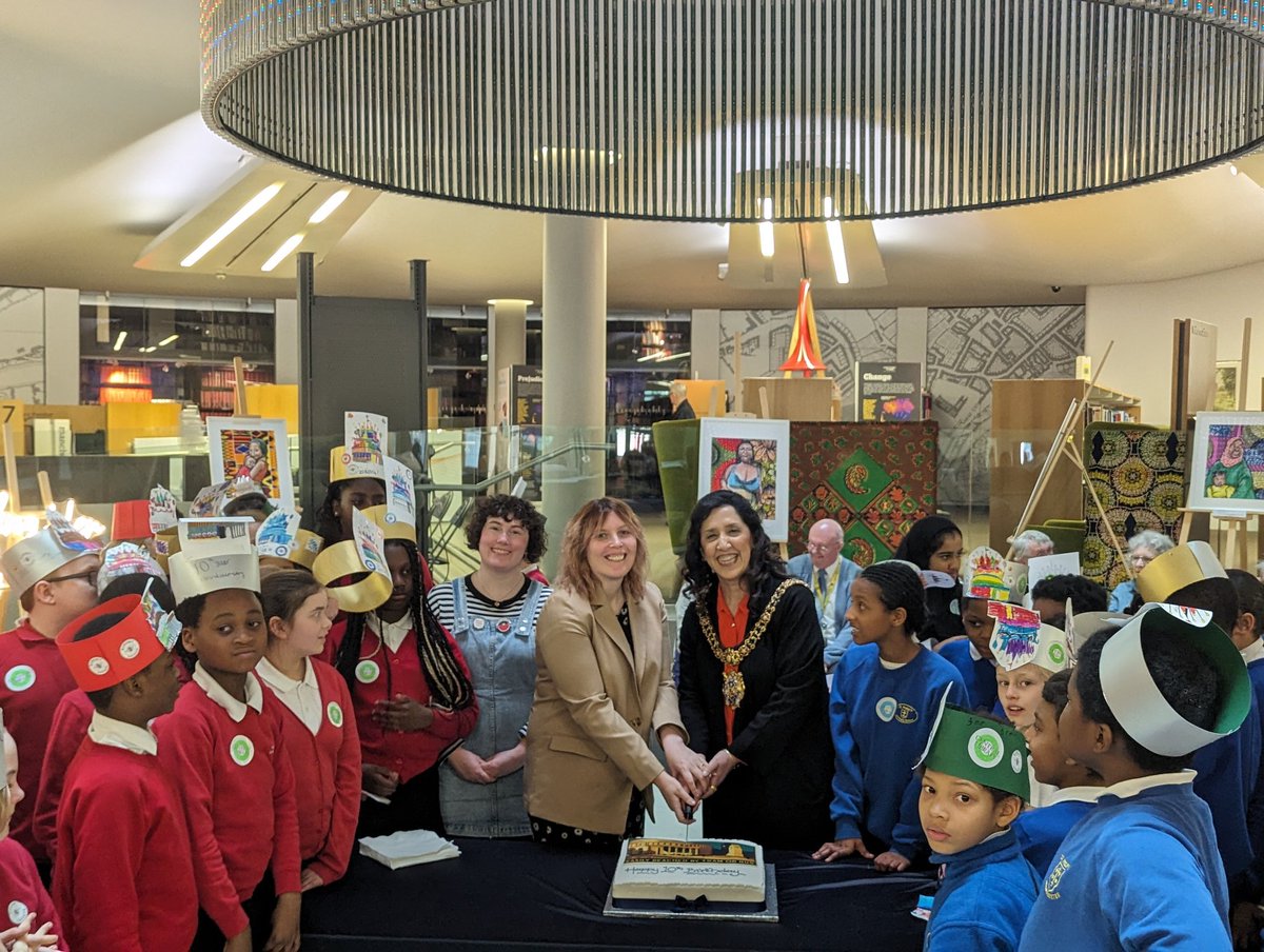 Lovely morning celebrating the 10th birthday of the refurbished Central Library. I got the honour of cake cutting, along with Lord Mayor Yasmin Dar. Huge thanks to all the staff that make it the most visited library in the country @macinnes_neil @MancLibraries @hacking4chorltz