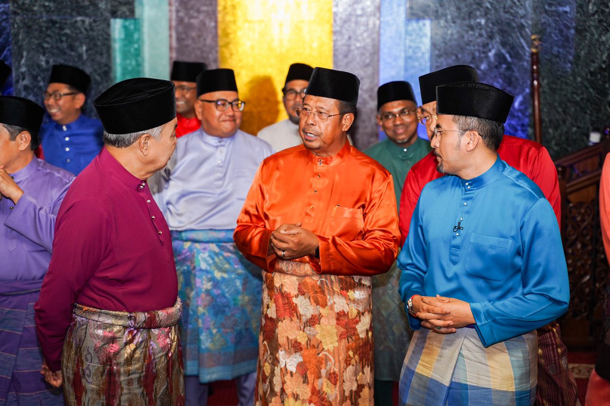 DSARMOfficial's tweet photo. Tradisi UMNO menjelang Hari Raya Aidilfitri, Majlis Rakaman Takbir Hari Raya bersama pemimpin-pemimpin UMNO di Menara Dato' Onn, WTC, Kuala Lumpur, petang ini.
#rahmanmohamad
#abdulrahmanmohamad
#tokman
#DSARM https://t.co/s8rCAWjysi
