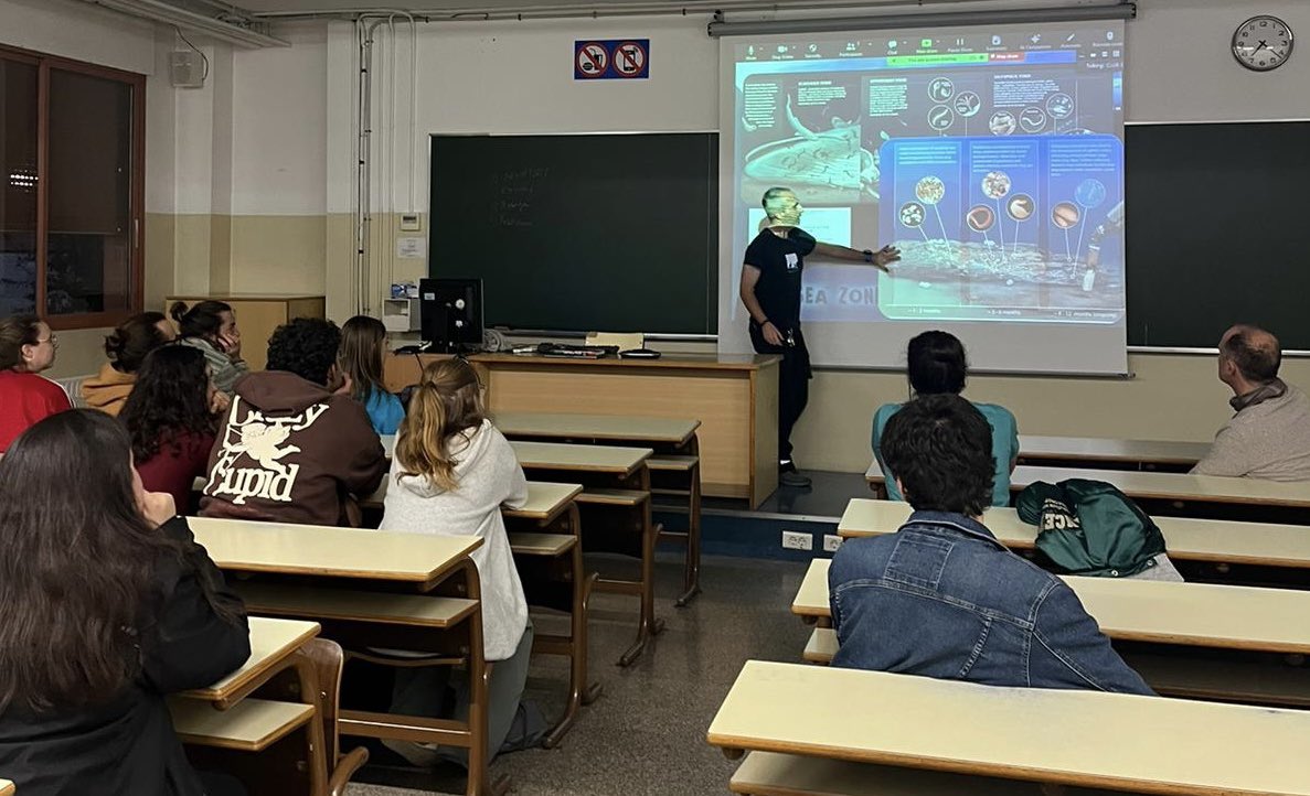 Ahir amb l’Andrea Gori, investigador del grup de recerca @Med_Recover vam parlar dels coralla d’aigües fredes. És la 1ª conferència del petit cicle que hem programat aquesta temporada a la facultat de Biologia @BiologiaUB Moltes gràcies Andrea per una xerrada molt interessant.