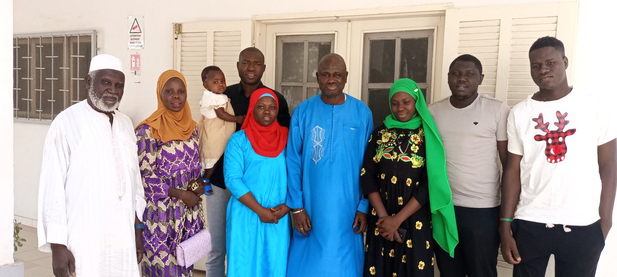 #Sénégal La famille BODIAN, récemment élargie de prison, était dans nos locaux pour remercier Amnesty pour l'assistance judiciaire dont elle avait bénéficié. Les membres de la famille BODIAN étaient poursuivis pour fabrication de cocktails molotov.