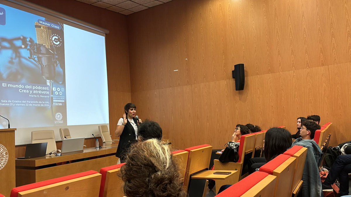 emisoraUAL's tweet image. Genial las charlas de @MartaGNavarro sobre creatividad y pódcast. Deseando que vuelva a @ualmeria @ualescultura