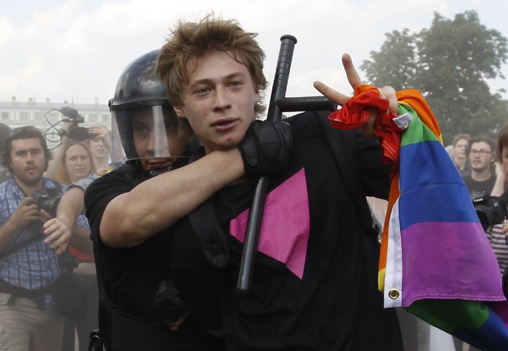 La #Russia ha aggiunto il 'movimento internazionale #LGBT', già bandito come “estremista” dal 2023 su sentenza della Corte suprema, alla lista nera dei 'terroristi'. Quanto terrore può fare una bandiera arcobaleno? #Putin #omofobia