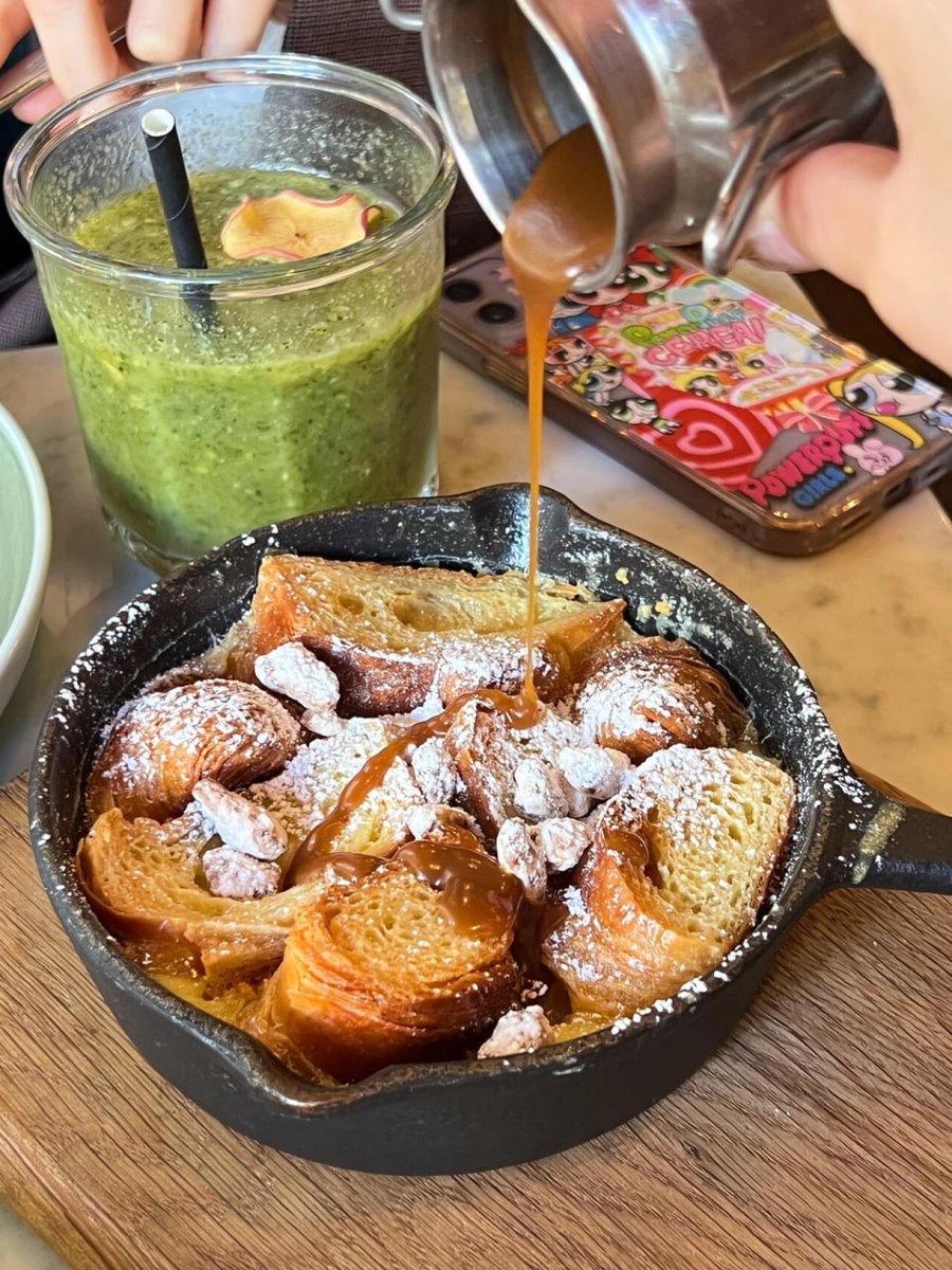 FranchesLim's tweet image. It was great to have lunch with a friend. 🥚 Truffle fried egg🥞Red Velvet Waffles🍮 Bread pudding. The truffle egg toast is really delicious😁