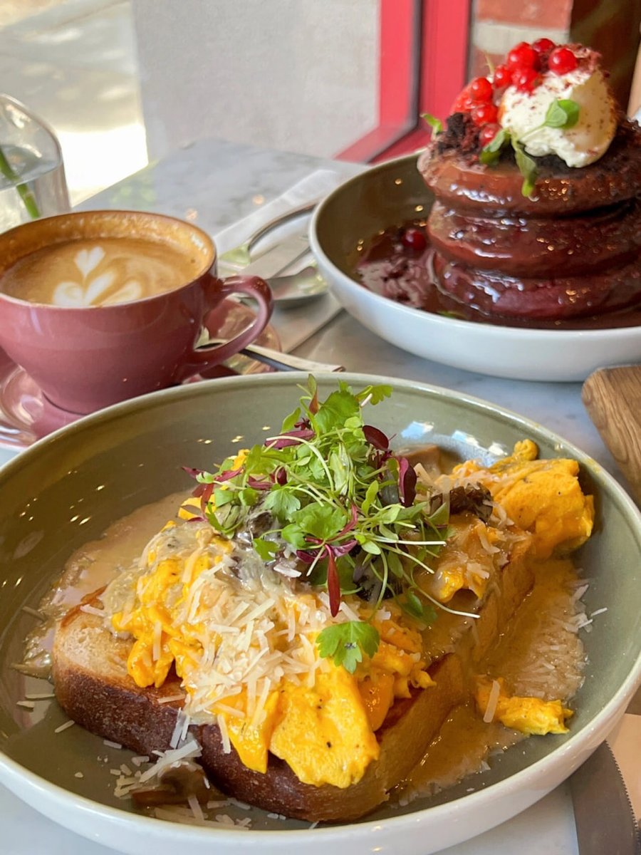 FranchesLim's tweet image. It was great to have lunch with a friend. 🥚 Truffle fried egg🥞Red Velvet Waffles🍮 Bread pudding. The truffle egg toast is really delicious😁