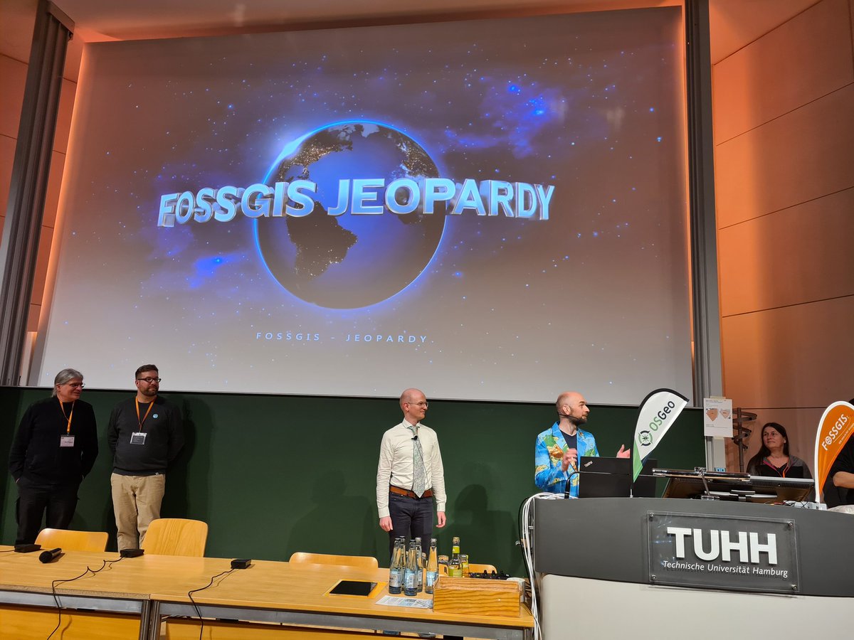 Jetzt geht es weiter mit der Höhepunkt der Konferenz 🙃😊 DAS
FOSSGIS-Jeopardy auf der #FOSSGIS2024
Nicht verpassen!
Spaß,  Spannung, tolle Infos sind garantiert. Wir drücken allen Teams die Daumen. #fossgis #foss4g #osgeo
Auch im Livestream streaming.media.ccc.de/fossgis2024