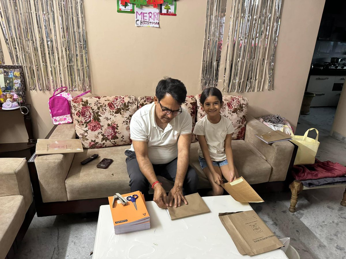 लाडली प्यारी बेटी स्नेहल राज की नोटबुक कवर कर रहा हूँ।🫡