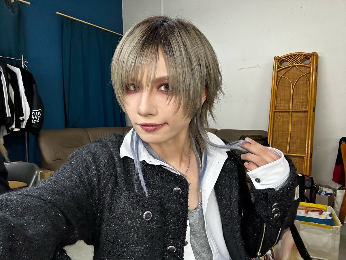 ruiofficial_t's tweet photo. BbB名古屋ありがと。
最高のFINALだったんじゃない？
楽しすぎたよ。
今日はアー写撮影時に試行錯誤中に一回やってみてボツになったのを復刻してみた。アー写よく見るとこの髪型の名残りのシルバーエクステ映ってるだよ。
こっちver.のアー写も見たかったね。
だから3枚置いとく。楽屋汚いのはご愛嬌。 https://t.co/7TJFF0WuTW