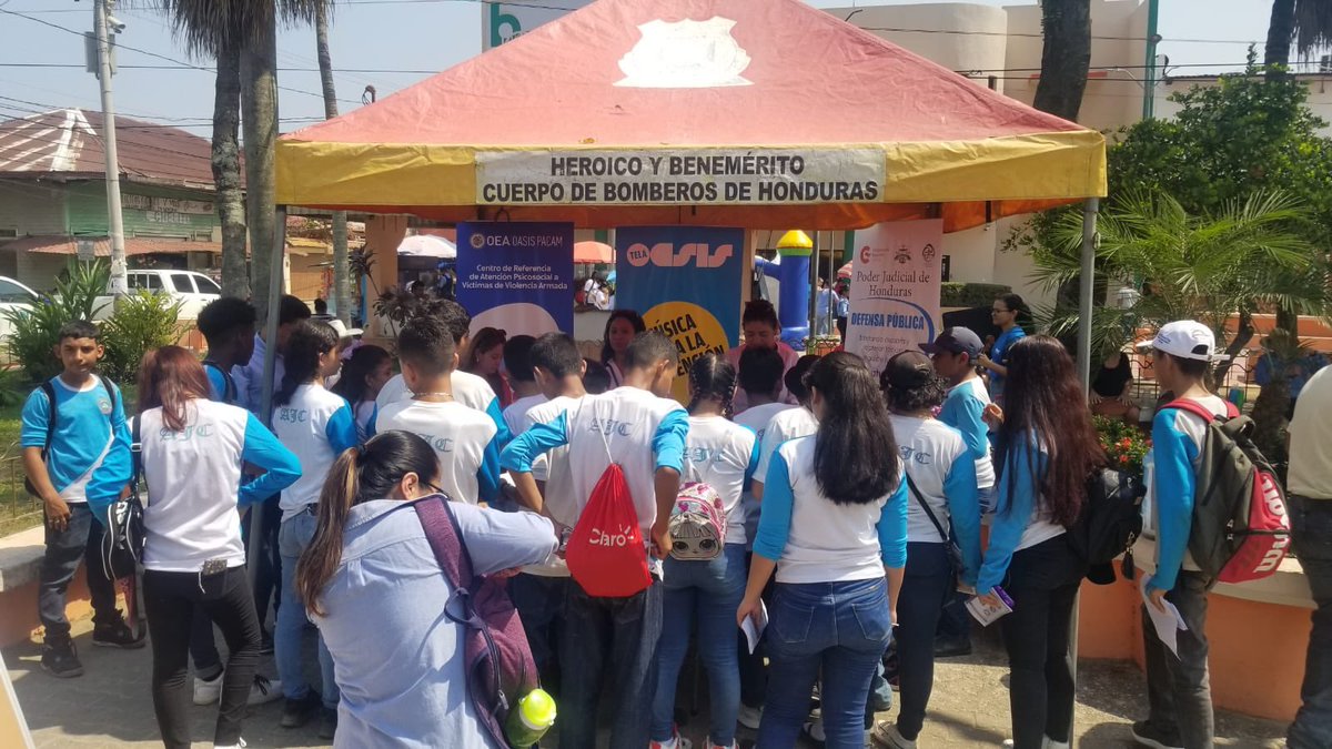 OEA_SegPublica's tweet photo. Personal del Centro de Referencia de Atención Psicosocial de #PACAM #OASIS, con apoyo de @eu_eeas, participó en la Feria Informativa por el Día Internacional de la Mujer en Parque Central de Tela, #Honduras, promoviendo actividades y servicios para prevenir la violencia armada. https://t.co/e2aVj6lIHM