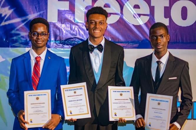 Congratulations to Ashesi student Daniel Asenso-Gyambibi ‘27 (left), from St James Seminary Senior High School, for being named one of three overall best students in 2023 by the West African Examinations Council this week. - graphic.com.gh/news/general-n… #AshesiStudents