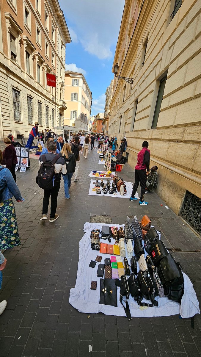 Roma. via delle Muratte. Ore 14.38. La casbah al centro della Caputale d'Italia. I vigili? #roma