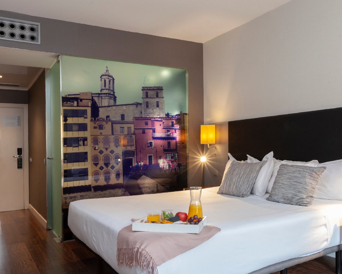 🌟 En #URH #Hotels, cada detalle está cuidadosamente diseñado para ofrecerte una experiencia excepcional. Desde la calidez de nuestras habitaciones hasta la exquisitez de nuestra #gastronomía, te garantizamos una estancia inolvidable, llena de #comodidad y #estilo. 🛏️🍽️