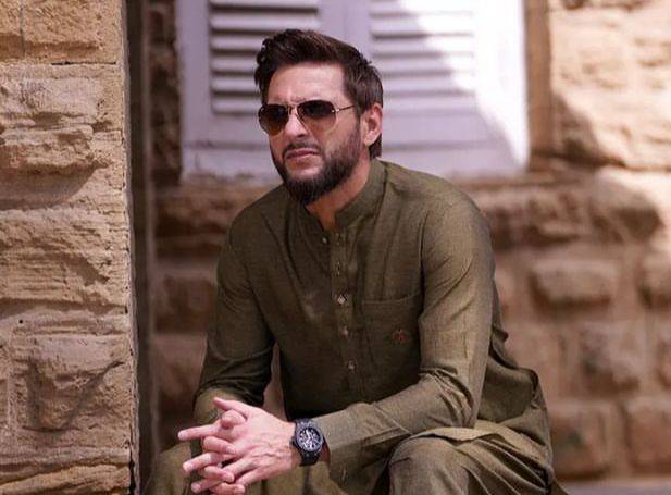 LegiMian's tweet photo. شاہد خان آفریدی
 جی ہاں جسے دنیا کا کوئی "جواری" اور "بکی " خرید نا سکا 
نا کبھی کوئی غیر اخلاقی وڈیو اور سکینڈل منظر عام آیا۔
وہ 4 سال نمبر 1 آل راؤنڈر رہا تب وہ پاکستان کا ہیرو تھا۔
اس نے جب 18 گیندوں پر ففٹی بنائی تب وہ پاکستان کا ہیرو تھا۔
اُس نے جب 37 گیندوں پر دُنیا کی تیز ترین سنچری بنائی تب وہ پاکستان کا ہیرو تھا۔
اُس نے جب پاکستان کو  T-20 ورلڈ کپ جتوایا تب وہ پاکستان کا ہیرو تھا۔
اُس نے سب سے زیادہ چھکوں کا ریکارڈ بنایا تب وہ پاکستان کا ہیرو تھا۔
اُس نے ورلڈکپ 2011 میں سب سے زیادہ وکٹیں لیں تب وہ   پاکستان کا ہیرو تھا۔ 

  جب اس نے ملکی حالات دیکھ کر قوم کیلئے ہمدردی میں ایک جھوٹے ،بدکردار اور ملک دشمن شخص بارے بیان دیا تو شخصیت پرست ٹولہ اُس کے  پیچھے پڑ گیا۔۔ آفریدی کے نام سے بھی انکو جلن ھو رہی ہے افسوس
 مگر ہم اپنی سوچ اور محبت میں بھی موقع پرست قوم ہیں۔   
 لالا دنیا چاہے کچھ بھی کہے آپ ہمارے ہیرو ہو۔ ہم آپ کے ساتھ ہمیشہ کھڑے ہیں♥️