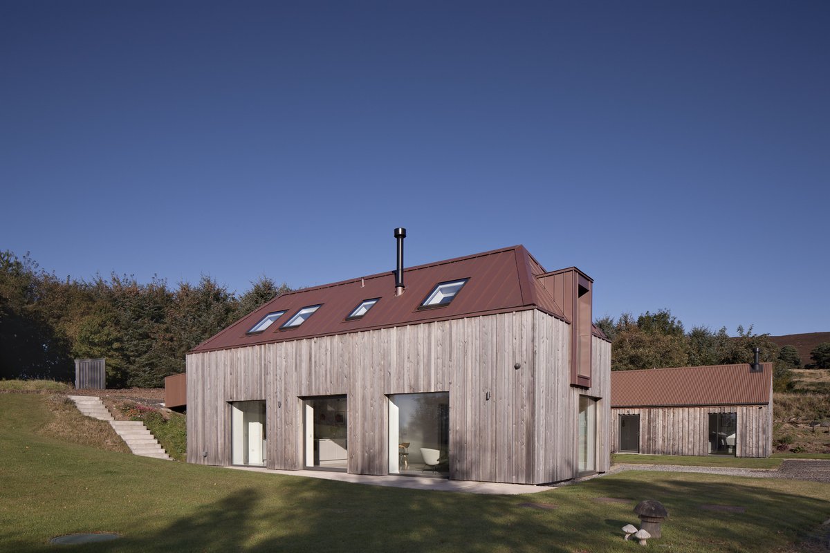 #RIASAwards2024 Shortlist | West Balkello @AnnNisbetStudio West Balkello is a multi-generational house, located on a small working farm near Dundee, which sensitively references the inherent characteristics of Strathmore’s unique rural vernacular. bit.ly/48ufHps