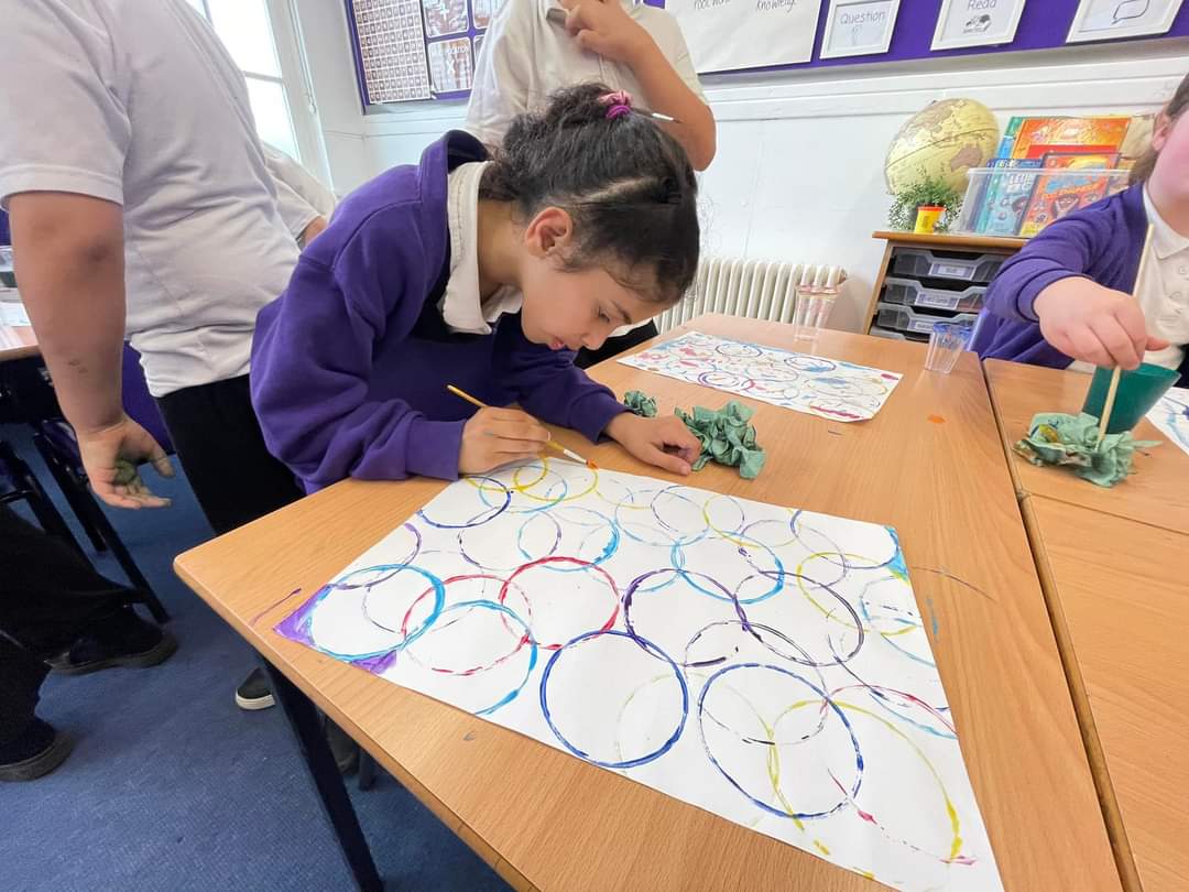 As part of Art Week, 4S created their own piece of abstract art using the Brazilian artist Beatriz Milhazes as inspiration. @milhazesb overlaps geometric and arabesque shapes, stripes, lines, circles and rays to create energetic and colourful artwork @ElliotFndtn