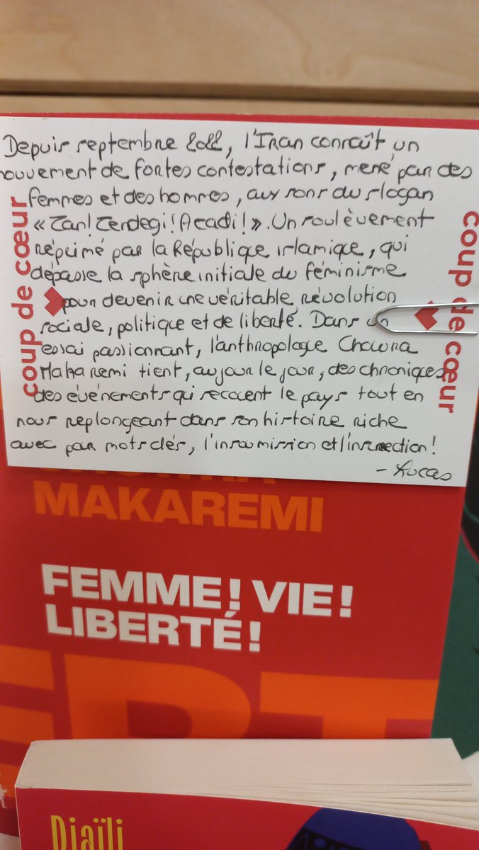 📚 Un samedi en librairie ! Coup de cœur 🧡 : @Icigrandsbvd recommande 'Femme ! Vie ! Liberté !' de Chowra Makaremi ! @chowmak Retrouvez le livre ci-dessous : 📕 editionsladecouverte.fr/femme__vie__li… #IranRevolution #Iran #Insurrection