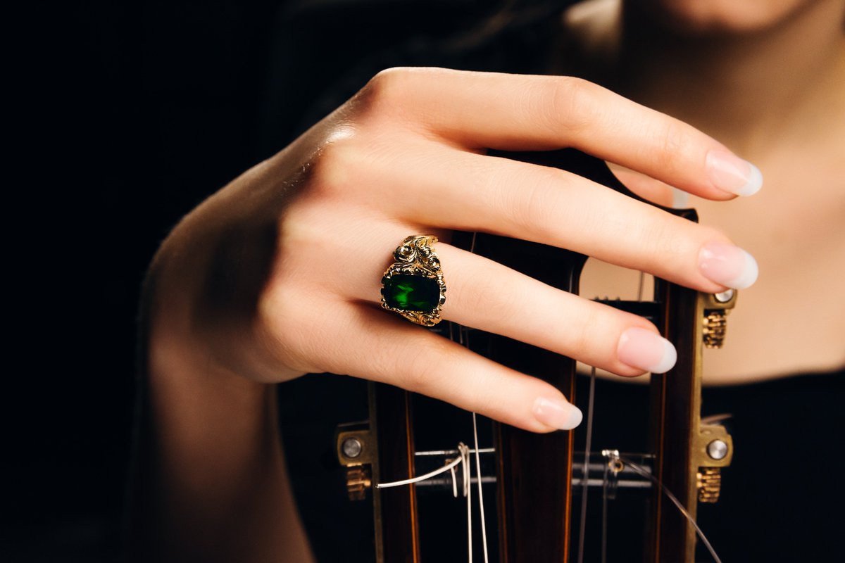 Ring for Amanda. 3.5 ct chrome tourmaline in carved floral setting. 💎🎤♥️ #zielinskiart #floralring #bespokejewellery #uniquejewelry #handmadejewels #greentourmaline