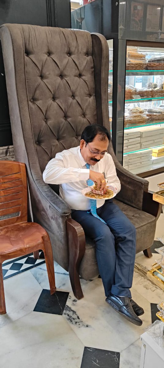 Feasting my way through life, one bite at a time. Picture speaks how satisfying it was.
#foodlovers #vegatarian #foodtoheart #localdelicacies #cityofjoy #humbleeating #gratifyingfood