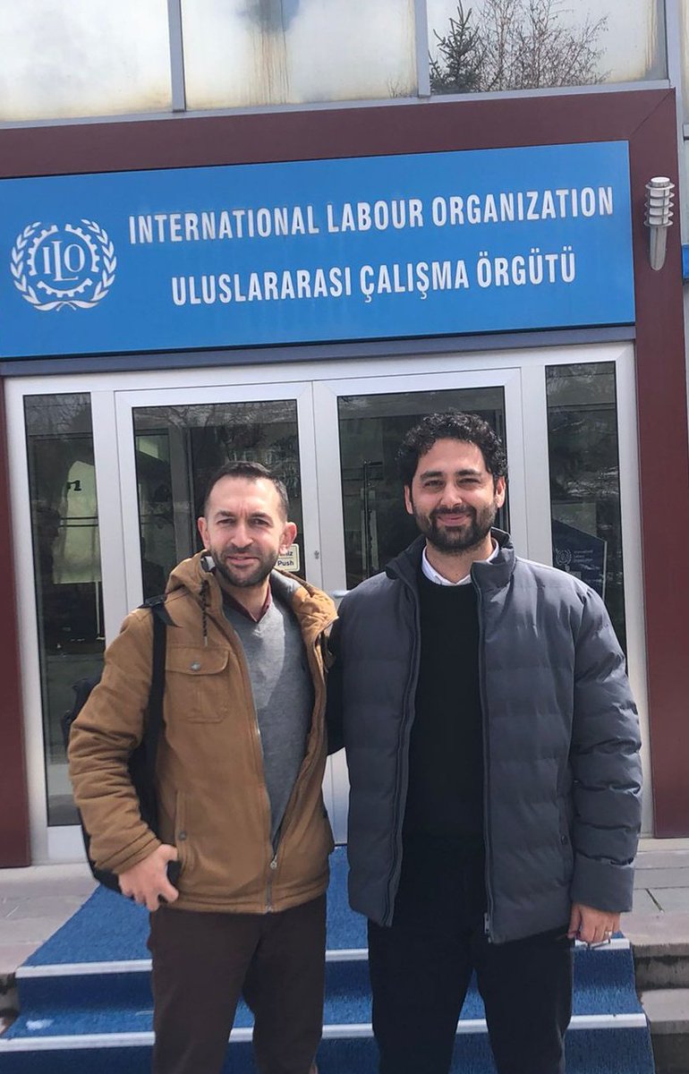 ogretmensendika's tweet photo. Bugün Ankara'daki ofisinde Uluslararası Çalışma Örgütü- İLO (@iloankara) Türkiye Direktörü Yasser Ahmed Hassan ile bir görüşme gerçekleştirdik. Özel öğretim kurumlarında çalışan öğretmenlerin sendikal örgütlenme özgürlüğü, çalışma koşulları, talepleri ve İLO'dan bu konularda beklentilerimiz görüşmenin konusuydu. 

1- Belirli süreli iş sözleşmesi ile çalışmanın yarattığı problemler
2- Taban maaş talebi üzerinden İLO'yu Türkiye'nin de imzacısı olduğu "Asgari Ücret Belirleme Yöntemi Sözleşmesi"ni işaret ederek ücret tespitine davet etme
3- 10 no'lu iş kolunun düzenlenmesi gerekliliği ile ilgili aktarım ve yeni bir Eğitim ve Güzel Sanatlar İş Kolunun kurulması, toplu iş sözleşmesi hakkı
4- İşe iade davasının takibi ve bu hakkın Türkiye'nin de imzacısı olduğu "Sendika Özgürlüğü ve Sendikalaşma Hakkının Korunması" sözleşmesi üzerinden tüm öğretmenler için savunulması gibi temel başlıklar toplantıda konuşuldu. 

Sendikamızın bu konuları içeren dosya ve raporları sunuldu. İLO önerilerde bulundu. Verimli geçen görüşme için @iloankara 'ya teşekkür ederiz. Bayram sonrası öneri üzerine ikinci görüşme yapılacak. 

Öğretmenler mesleki onur ve çalışma hakları için büyük bir mücadele veriyor. Sendikamız, toprağın altında kalanları kazıyarak gün yüzüne çıkarma çabasında. Haklarımızı kazanarak ilerleyeceğiz. #SendikanVar