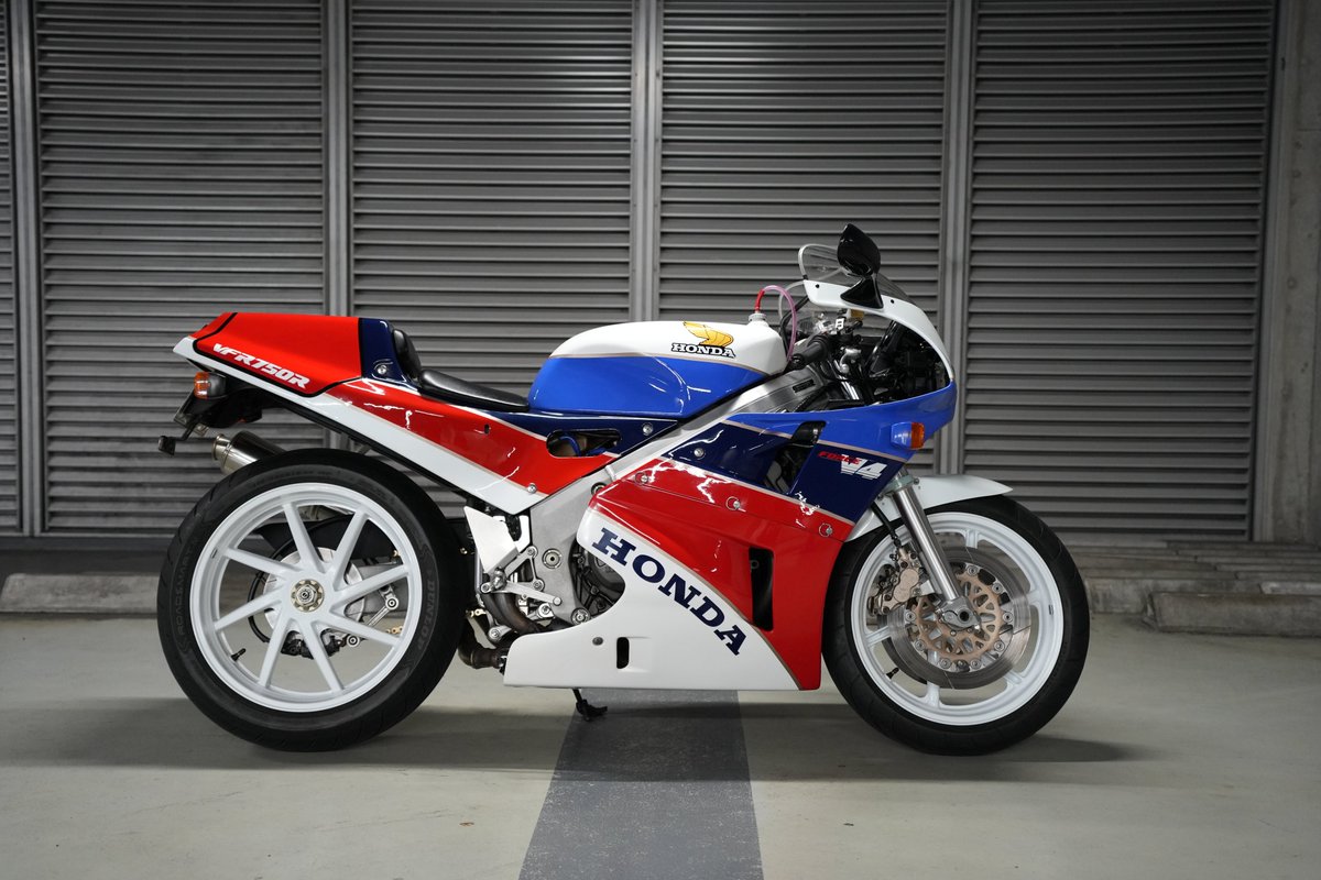 UdxCarwash's tweet image. バイク洗車・コーティング専門店モトエステ秋葉原UDX駐車場店SNAP　HONDA VFR750R　を洗車させて頂きました。ご利用ありがとうございました。#honda #vfr750r #rc30