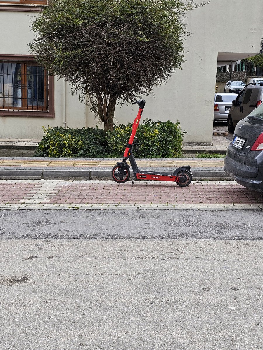 Trafiğe sıçtıkları yetmiyor bi de park yeri işgal etmeye başlamışlar, şunu kullanan akıl sahibi insan görmedim.