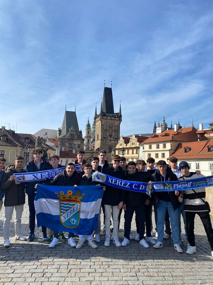 XerezCD_OFICIAL's tweet photo. 📸 ¡Los alumnos de 2ºBach del IES Almunia comparten con nosotros su xerecismo desde Praga! https://t.co/luGKF0vFOk