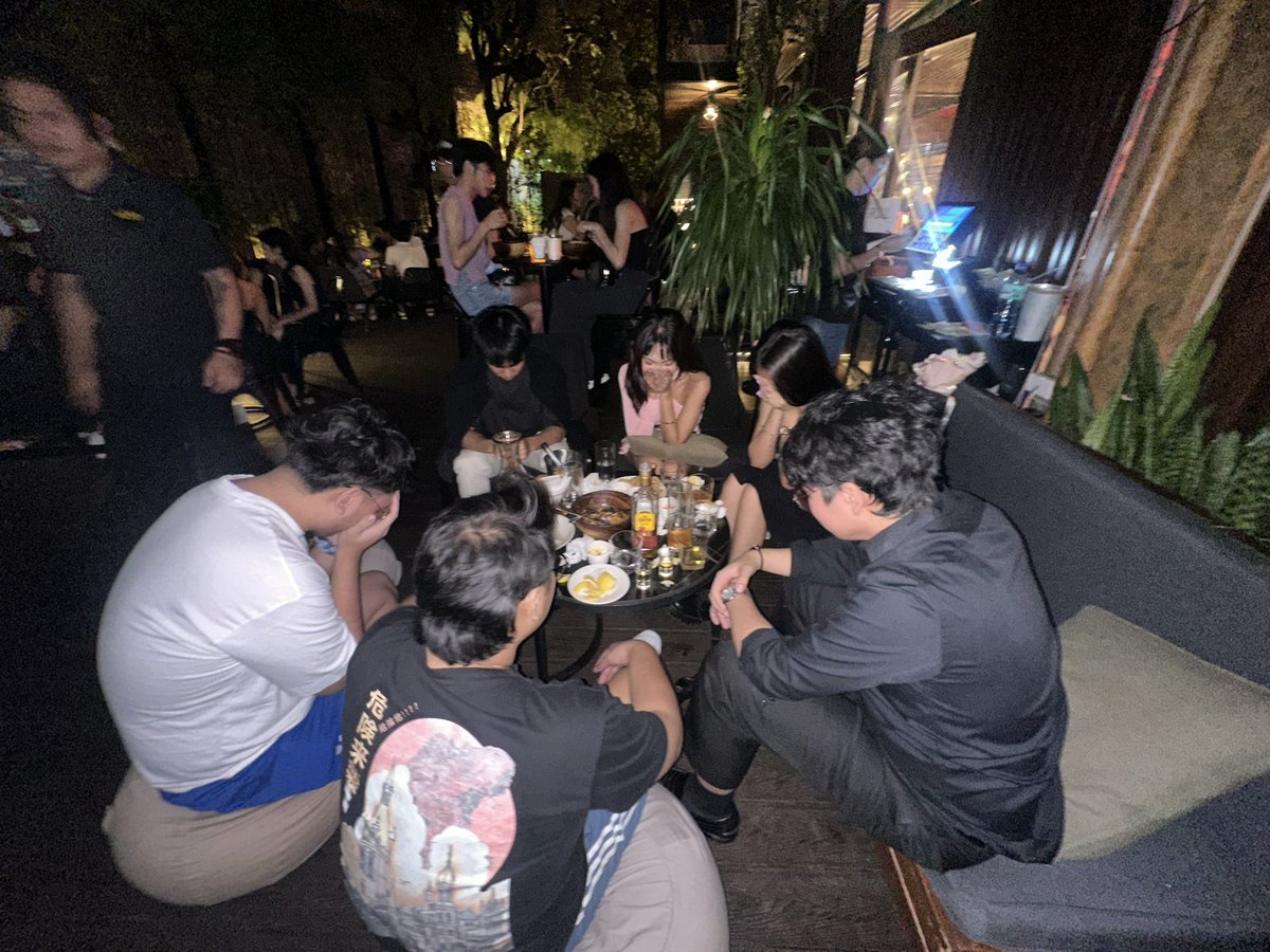 ke1rene's tweet photo. when valorant players meet irl pt. 2 https://t.co/h7qbTMlRDr