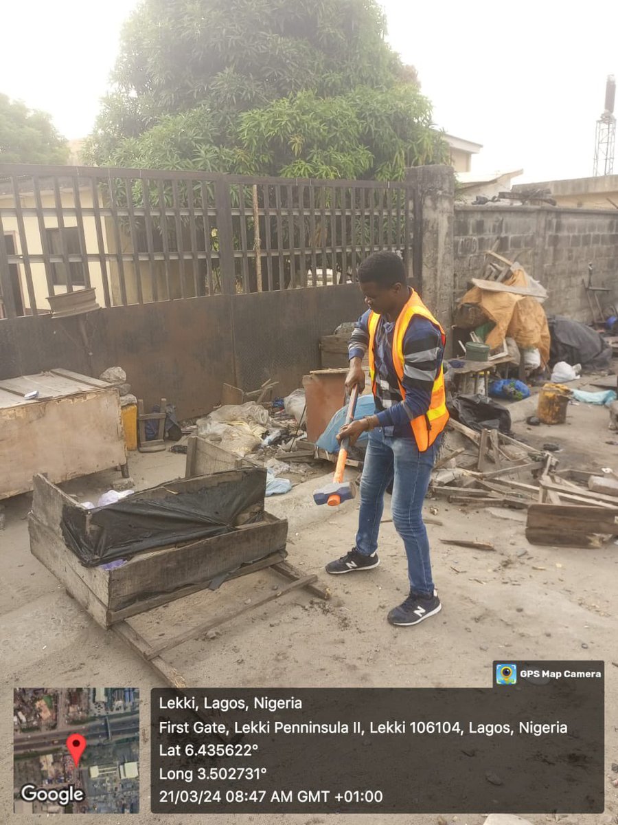 Enforcement officials from the Lagos State Ministry of the Environment and Water Resources <a href="/LasgMOE/">Lagos Min of the Environment and Water Resources</a> at work on Thursday removing illegal structures and dislodging roadside traders around Jakande entrance (Silverbird Road and Lekki Beach Road).

#ZeroToleranceLagos #CleanerLagos