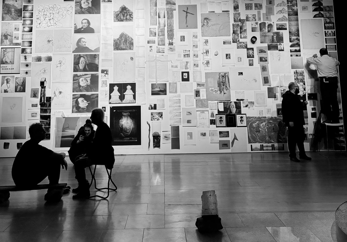 Patti Smith e Stephan Crasneanscki conversam à frente do mural da sua exposição “Evidence”. Duas mentes inquietas que se encontraram pelo amor à poesia. Inaugura hoje no MAC/CCB. Vale muito a pena parar, sem tempo, por aqui.