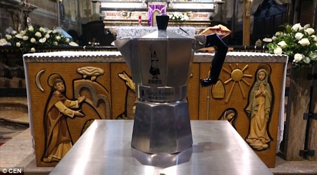 Ms_Golightly's tweet photo. La urna con las cenizas de Renato Bialetti, propietario de la marca de cafeteras Bialetti. Branding hasta en el funeral. https://t.co/U5xdncJUrc