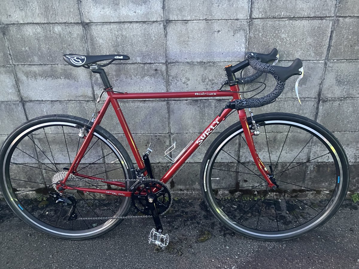 SURVA's tweet photo. 名車 #surlycrosscheck は #シクロクロスバイク のカテゴリーに分類されてましたが、#グラベルバイク カテゴリーが登場するはるか昔から存在しているグラベルバイクであり、#バイクパッキング のベース車両だったのです。#surlybikes には先見性がありますね。
 #cycling #サイクリング #福井 ⠀ https://t.co/qD0UMbvhMx