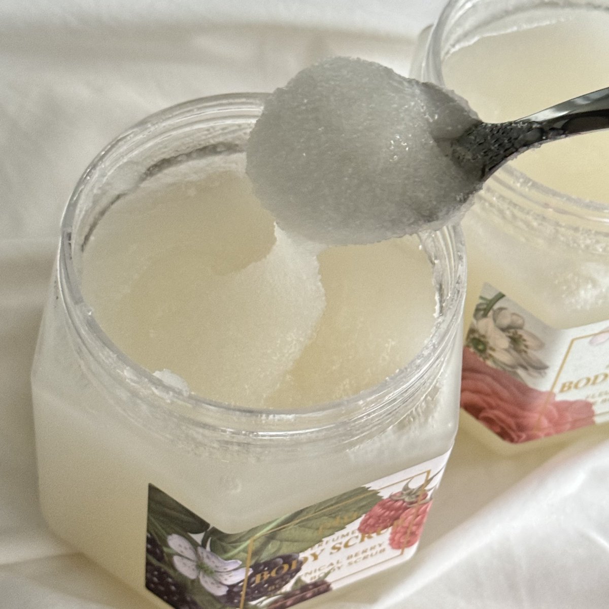 🙌🏻 มาสครับผิวให้ใสกัน ˙ỏ˙ เธรดนี้จะมารวม scrub plu ทุกสูตรที่เรามี รีวิวให้ครบทุกตัวว่าแต่ละตัวต่างกันยังไง เนื้อสครับ กลิ่น + มีทริคสครับผิวให้กระจ่างใสแบบสปีดด 🫐🧼🧴