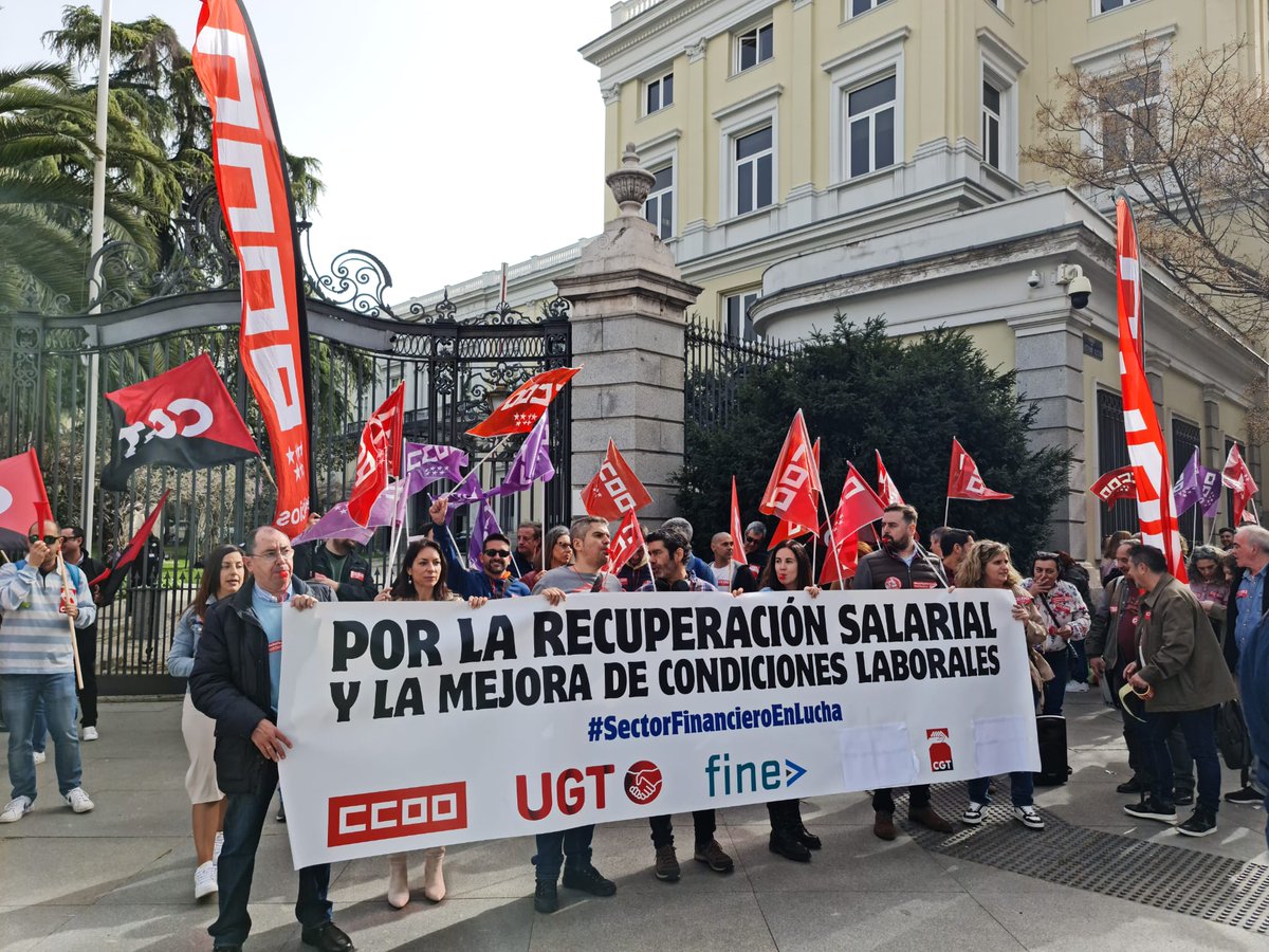Angeles Balué (@mabalue) on Twitter photo 📢 Un 75,8% de las 80.000 personas trabajadoras de Banca han secundado la huelga convocada por CCOO, UGT y FINE hoy viernes 22 de marzo.
🔴 Recoletos, 10 👇
<a href="/serviciosccoo/">Servicios CCOO</a> <a href="/CCOOMadrid/">CCOO de Madrid</a> <a href="/CCOOServMad/">Federación de Servicios CCOO Madrid</a>
<a href="/ccoo_santander/">CCOO Banco Santander</a> <a href="/ccoobbva/">CCOO servicios BBVA</a> <a href="/CCOO/">COMISIONES OBRERAS</a>Bankinter <a href="/CCOOgrupoDB_es/">CCOO Deutsche Bank</a> @ccoo 📢 Un 75,8% de las 80.000 personas trabajadoras de Banca han secundado la huelga convocada por CCOO, UGT y FINE hoy viernes 22 de marzo.
🔴 Recoletos, 10 👇
<a href="/serviciosccoo/">Servicios CCOO</a> <a href="/CCOOMadrid/">CCOO de Madrid</a> <a href="/CCOOServMad/">Federación de Servicios CCOO Madrid</a>
<a href="/ccoo_santander/">CCOO Banco Santander</a> <a href="/ccoobbva/">CCOO servicios BBVA</a> <a href="/CCOO/">COMISIONES OBRERAS</a>Bankinter <a href="/CCOOgrupoDB_es/">CCOO Deutsche Bank</a> @ccoo