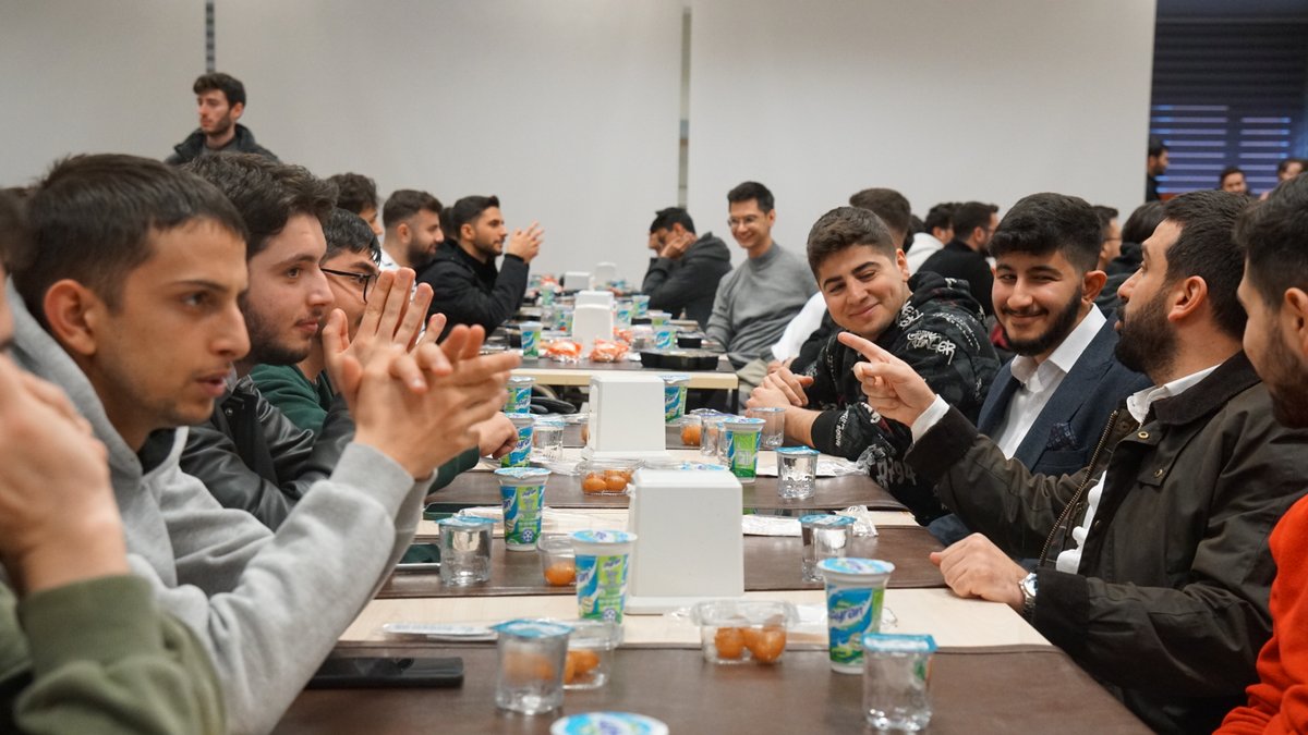 Yeni Nesil Öğrenci Kulübümüz tarafından Haliç Yerleşkesi'nde 20 Mart 2024 Çarşamba günü iftar programı düzenlendi. 🌙 Katılan tüm öğrencilerimize teşekkür ederiz. @fsmvu