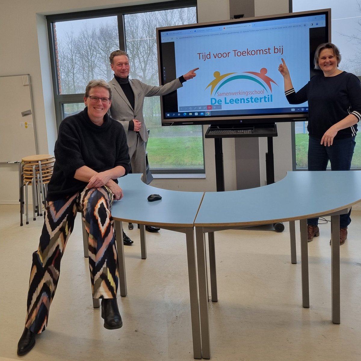Danielle_Bkkrng's tweet photo. Werkbezoek van gedeputeerde @TjeerdVD aan scholen Leenstertil en De Wierde @HetHogeland ivm  @TToekomst 📚⚽️🍀
Mooi te zien hoe de #verrijkteschooldag op verschillende manieren is ingevoerd. Goede gesprekken met diverse betrokkenen🫶🏼
#kansengelijkheid #allekinderendoenertoe
#TvT https://t.co/P9ytoMijMj