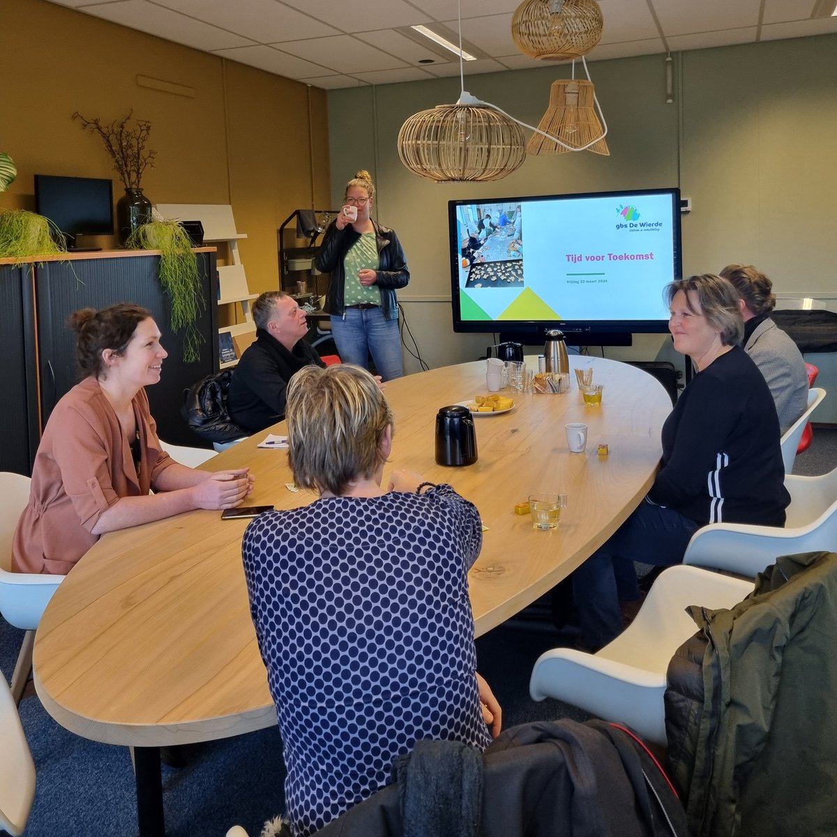 Werkbezoek van gedeputeerde <a href="/TjeerdVD/">Tjeerd van Dekken</a> aan scholen Leenstertil en De Wierde <a href="/HetHogeland/">Gemeente Het Hogeland</a> ivm  <a href="/TToekomst/">Tijd voor Toekomst</a> 📚⚽️🍀
Mooi te zien hoe de #verrijkteschooldag op verschillende manieren is ingevoerd. Goede gesprekken met diverse betrokkenen🫶🏼
#kansengelijkheid #allekinderendoenertoe
#TvT