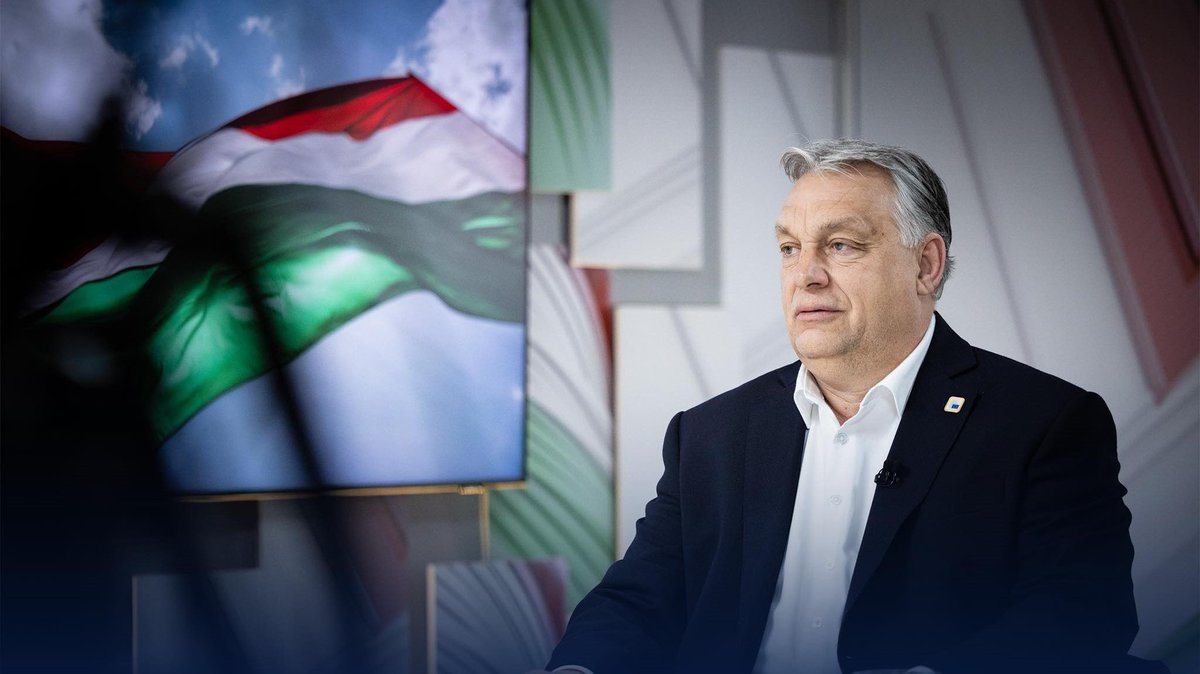 🎙️ @PM_ViktorOrban: There is wartime atmosphere in Brussels 🇭🇺 'It's a strange feeling to come from Hungary to Brussels because our country seems like a perfectly normal place where calm, rational thinking is taking place,' PM Orbán said in his regular Friday morning interview.…