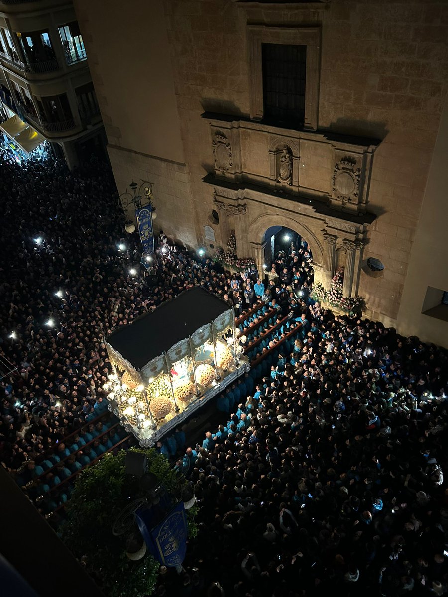 pasoazullorca's tweet photo. 🔵 Miles de personas se concentraban anoche ante la iglesia de San Francisco, esperando que se abrieran sus puertas, para llenar de piropos y vivas a la santísima Virgen de los Dolores en el día de su santo. https://t.co/10Q1viEv7J