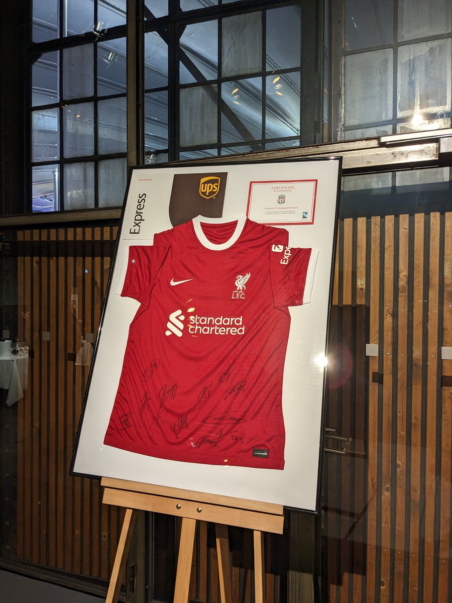 Vor Kurzem fand die Eröffnungsveranstaltung der #ProWein goes City statt. Als offizieller Logistikpartner des Liverpool FC konnten wir ein gerahmtes signiertes Trikot aus der aktuellen Saison für eine Tombola zugunsten eines lokalen Sozialprojektes zur Verfügung stellen.