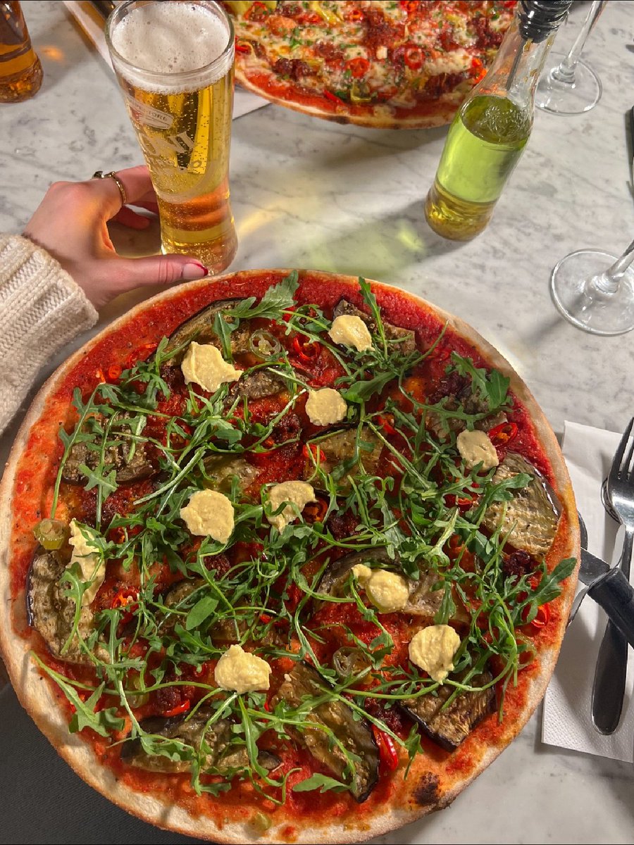PizzaExpress's tweet image. It&apos;s backkkkk 🤤

This veggie inferno is made up of silky char-grilled aubergine, tomato, mixed chillies, smoky tomato harissa, garlic, a dusting of smoky chilli powder, rocket and houmous.​ 🌶️

Think you can handle the fire? Come give it a try 🔥

#SpringMenu