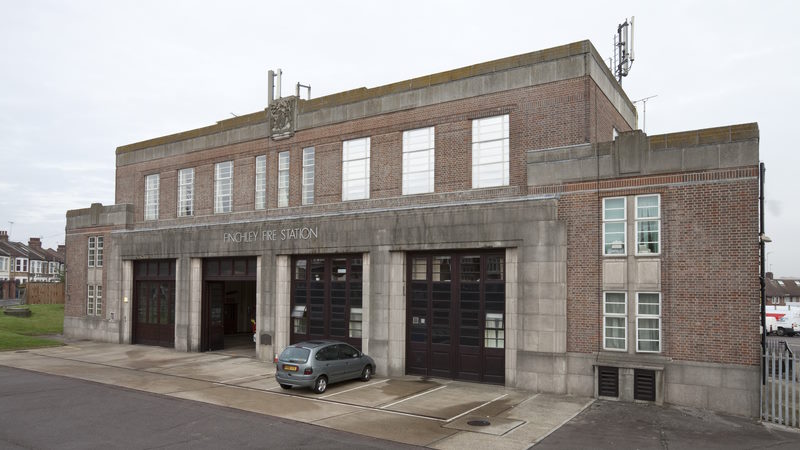 #DidYouKnow the current Finchley Fire Station was originally built in 1934 for the Finchley Metropolitan Borough Fire Brigade? It replaced the earlier voluntary fire brigade, formed in 1888, in Hendon Lane. More here orlo.uk/me62d #FireFactsFriday @LFBMuseum @LFBBarnet