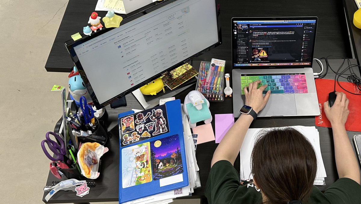 wearemightyai's tweet photo. Check out Studio Associate, Tifanie Tang's superdesk! Lined with keepsakes, our office gopher handles stand-ups to our Bear's business travels. Her goose pen keeps her going in busy times! 🦫

#gamedev #gamedeveloper #gamestudio #workspace #hotdesk #workhardanywhere https://t.co/jFRaMZ7j0Y