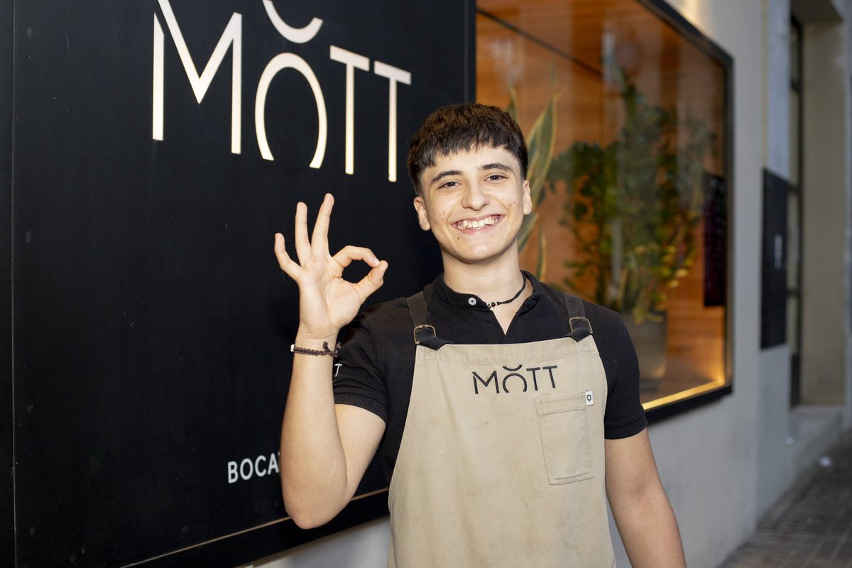 Nuestra biografía influye en nuestra biología. 
¿Sabías que las sonrisas de nuestro equipo no solo maridan perfectamente con nuestra carta si no que además, te hacen sentir bien? 
En MOTT, cada sonrisa es un recordatorio de nuestro compromiso con tu bienestar.