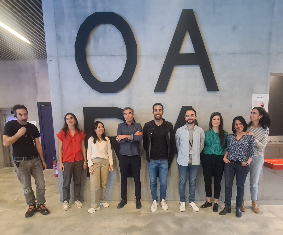 L'équipe Olympique de l'Oara pose avec le quintuple médaillé Olympique Martin Fourcade en ouverture de la journée MI-TEMPS qui permet à @OARAquitaine de relier toujours plus Sport & Culture en cette saison @rugbyworldcup et @jeuxolympiques.