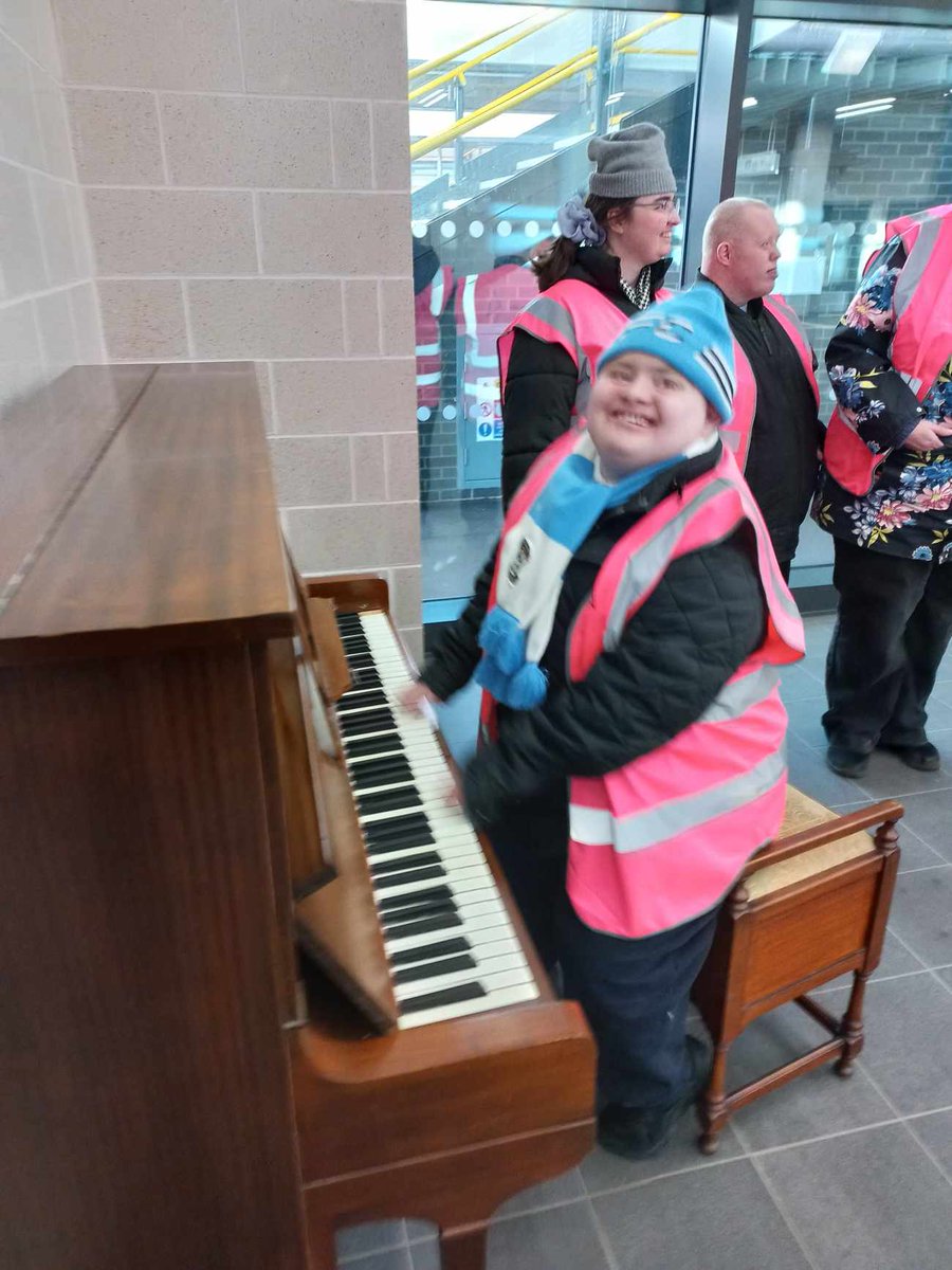 Help needed! Unfortunately the piano stool at Coventry Stn was destroyed a couple of weeks ago & we're looking for a new one. If anyone has one that they'd be kind enough to donate please let us know! @coventrycc @live_coventry @covobservernews @SBitC_CCFC @CommunityRail