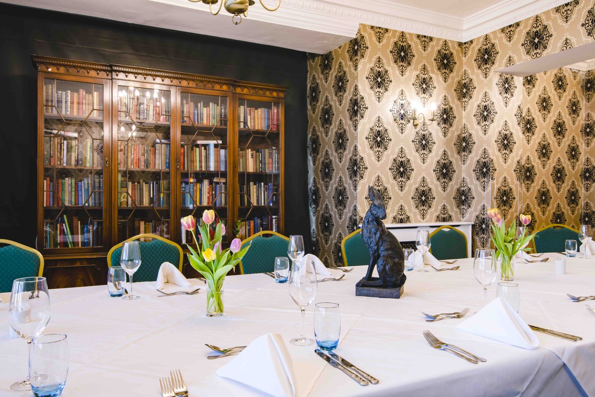 Simple but perfect… our library perfect for intimate gatherings social or business ✨ 
.
.
.
#crickladeandspa #privatedining #intimate #special #family #business #meeting